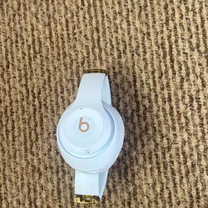 Beats by Dre, solo white w charger included.